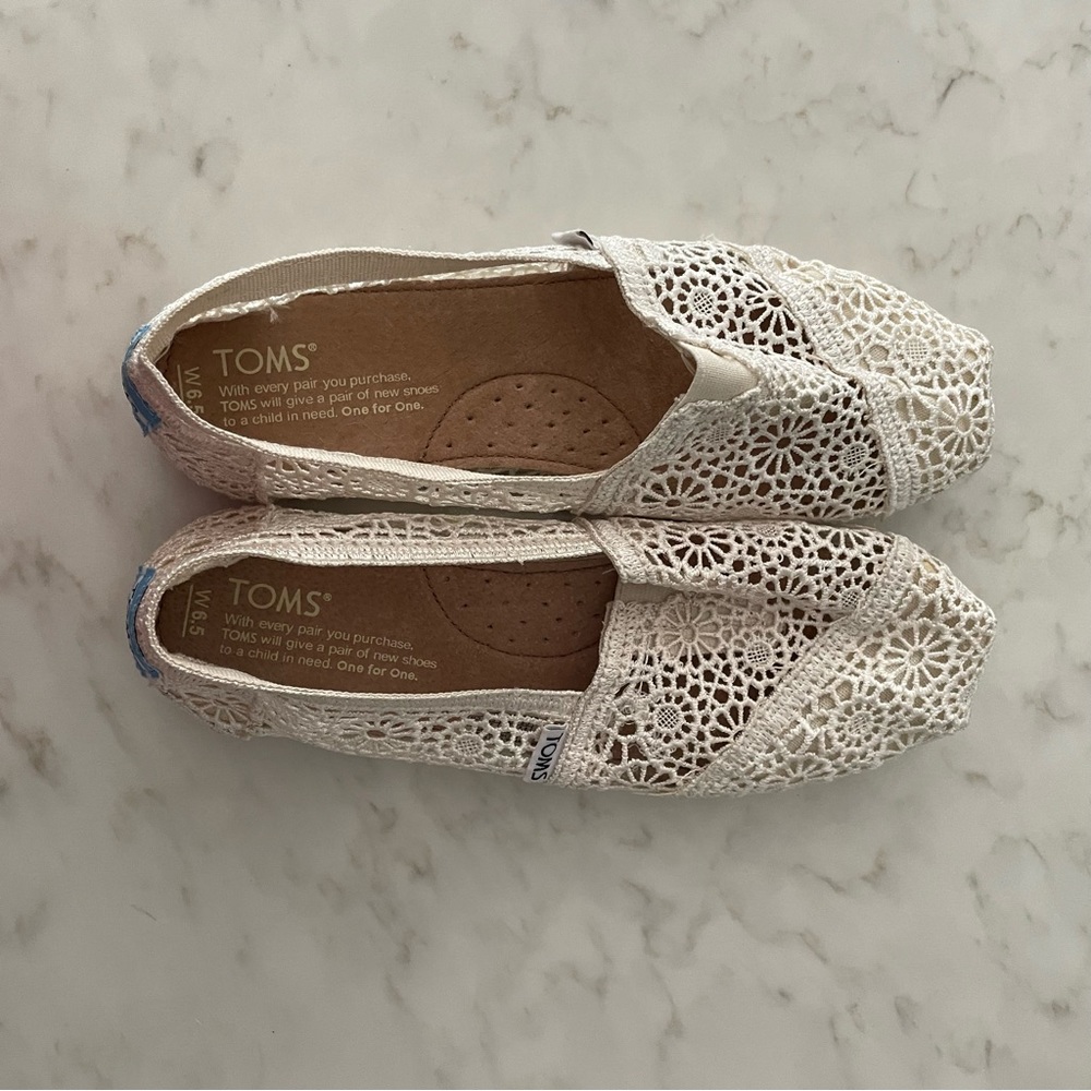 NWOT Toms Off-White Crochet Lace Slip On Flats Size 6.5